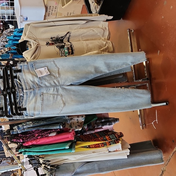 High Rise Crops - Picture 2 of 4